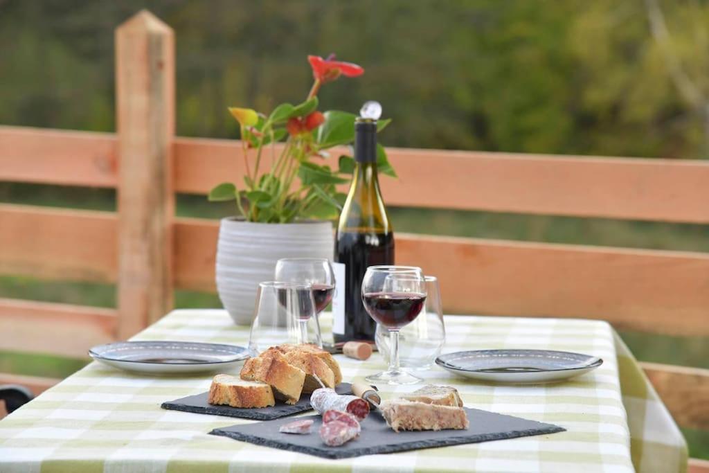 Bulle Hirondelle Hotel Quarré-les-Tombes Екстериор снимка